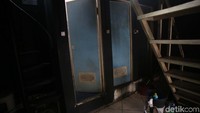 Di halamannya juga telah tampak ada tiga toilet dan mesin pencuci baju. 