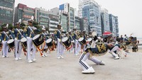 Para prajurit TNI AL mengenalkan tradisi ketarunaan dan menghibur para warga Korea di Busan yang sedang menikmati liburan akhir pekan di sekitar pantai.