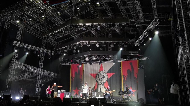 Kepalan dan Seruan Perlawanan dari Prophets of Rage