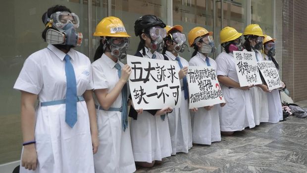 Para siswa sekolah menengah di Hong Kong membolos demi ikut unjuk rasa