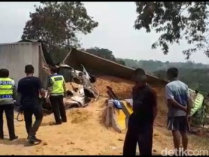 Kecelakaan Beruntun di Cipularang Berawal dari Dump Truck Terguling