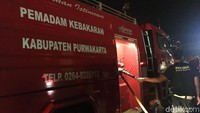 Petugas pemadam kebakaran Kabupaten Purwakarta ikut membantu melakukan pembersihan jalan.