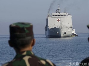 Kapal Rumah Sakit KRI Dr Soeharso Angkut 50 Ton Beras ke Papua
