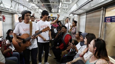 DMasiv Hibur Penumpang KRL