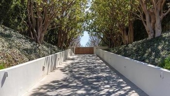 Rumah itu dijual oleh Ron Meyer, Vice Chairman NBCUniversal. Untuk menggambarkan betapa mahalnya, sejauh ini baru ke-7 kalinya pembelian rumah di California berada di angka USD 100 juta atau lebih. (Foto: Dok. Realtor)