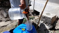 Bahkan, karena banyaknya warga yang membutuhkan air bersih tak urung terjadi antrean saat menimba air bersih di sumur bor.