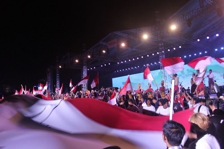 Bendera Merah Putih 60 Meter Selimuti Penonton Merajut Nusantara Bendera Merah Putih 60 Meter Selimuti Penonton Merajut Nusantara