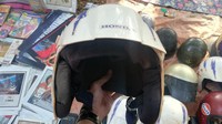 Banyak soalnya komunitas motor sekarang kan motor zaman dulu diramaikan kembali. Karena sesuai tema motornya misalnya Honda Prima sesuai dengan motornya, beli motor kan hadiahnya helm gitu, ujar Gipong sang penjual helm jadul. Foto: Rizki Pratama 