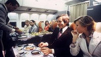  Masih di Lufthansa, pada tahun 1975 menu makanan yang ditawarkan masih mewah. Dengan sentuhan lebih modern dan elegan. Foto: Istimewa