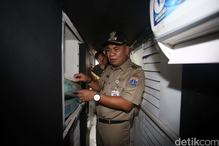 Wakil Wali Kota Jakarta Pusat Irwandi melakukan sidak di kosan ala Sleep box di Johar Baru, Jakarta Pusat, Senin (2/9). Menurutnya indekos tersebut tidak manusiawi.