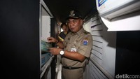Kamar atas berukuran 2 x 1 x 90 centimeter, sementara kamar bawah berukuran 2 x 1,25 x 90 centimeter.