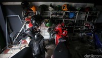 Ketika memarkirkan motor di halaman depan indekos, kepala sudah mulai terpentok dengan plafon yang didesain agak pendek.