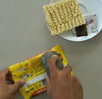 Duh! Chef Ini Bikin Cara Ribet Menikmati Mie Instan Rasa Kari 