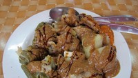 Mampir ke Tebet, ada Siomay dan Batagor Hendrik yang siap menanti. Meski hanya warung tenda, tapi siomay dan batagor Pak Hendrik tak pernah sepi dari pengunjung. Foto: Istimewa