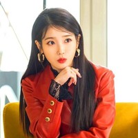 Pemilik Hotel del Luna, Jang Man Wol (pemain IU) tampil memukau dalam setiap episode. Sebagai hantu yang telah hidup beratus-ratus tahun, ia memadukan tampilan modern dan vintage dalam keseharian. Foto: Instagram/Pinterest