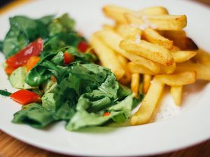 Unik dan Enak! Salad Sayuran Pakai Topping Kentang Goreng