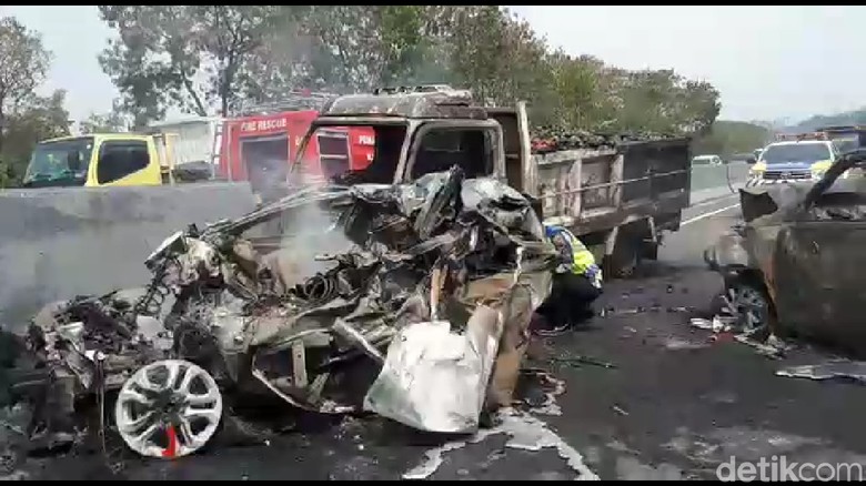 7800 Koleksi Foto Penampakan Di Kecelakaan Tol Cipularang HD Terbaru