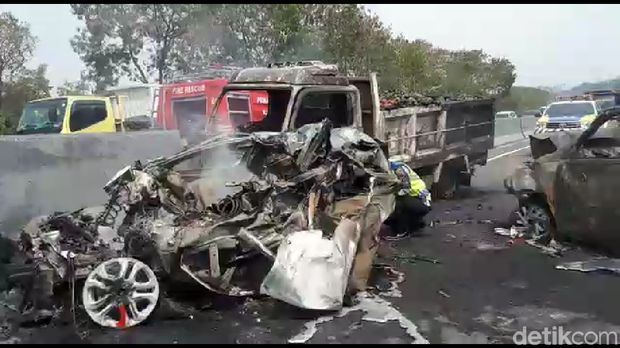 Kecelakaan beruntun terjadi di ruas Plered KM 91, Tol Purbaleunyi arah Jakarta. 6 orang tewas dan 8 lainnya luka-luka akibat insiden tersebut.