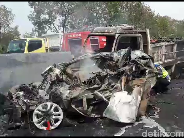 Video Belasan Mobil Terlibat Kecelakaan di Tol Cipularang
