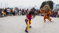 Prajurit TNI AL menampilkan kesenian Reog Ponorogo saat kirab Kota Busan, Korea Selatan, pada Minggu (1/9/2019).