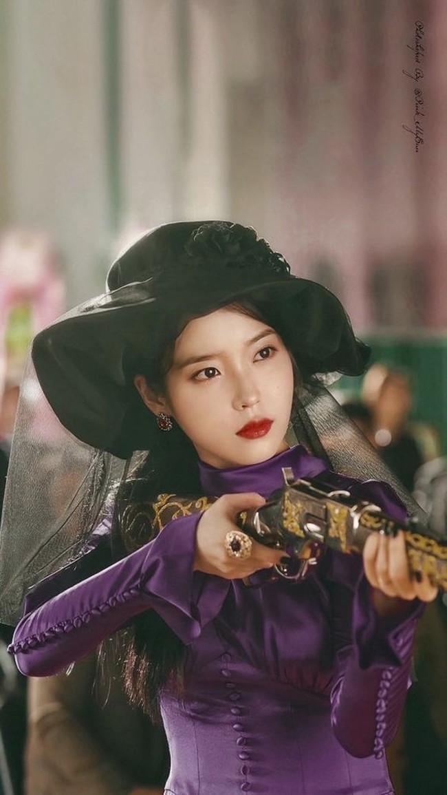 Penampilannya dengan lipstik merah yang lebih gelap, membuat IU tampak misterius. Foto: Instagram/Pinterest