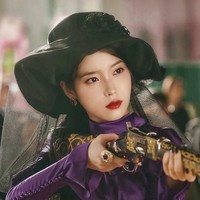 Penampilannya dengan lipstik merah yang lebih gelap, membuat IU tampak misterius. Foto: Instagram/Pinterest