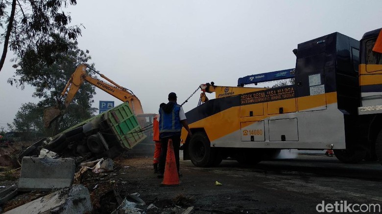 Tragedi Cipularang: Upaya Penyelamatan Berujung Kecelakaan Mematikan Tragedi Cipularang: Upaya Penyelamatan Berujung Kecelakaan Mematikan