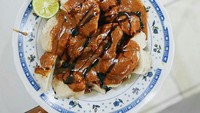 Sambil makan bakso Titoti yang legendaris di Pasar Minggu, tak ada salahnya coba menu siomay komplet mereka yang punya rasa gurih dan manis bumbu kacang. Foto: Istimewa