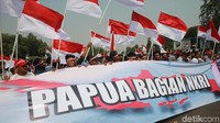 Massa juga mengibarkan bendera merah putih di Taman Pandang Istana.