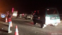 Sejumlah kendaraan yang melintas berjalan sangat lambat karena padatnya arus lalu lintas. 
