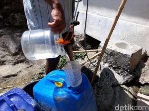 Demi Air Bersih, Warga Gunungkidul Ambil Air di Sumur Bor Pakai Toples