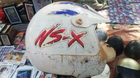 Meski begitu saat detikcom cek kondisinya, tak ditemukan label SNI seperti helm yang dijual sekarang. Belum lagi ada jahitan lepas dan busa mulai mengempis di bagian dalam. Warna catnya juga sudah mulai memudar. Foto: Rizki Pratama 