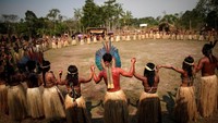 Mereka menari di desa adat Morada, Brasil. REUTERS/Ueslei Marcelino.