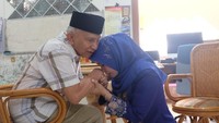 Ini momen saat Hanum Salsabiela atau yang lebih dikenal dengan nama Hanum Rais saat sungkem kepada Amien Rais.