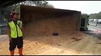 Polisi menerapkan sistem contra flow di jalur lainnya.
