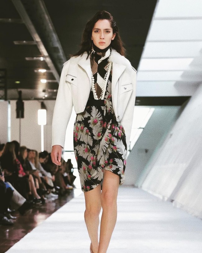 Kariernya di dunia modelling cukup melesat. Dia pernah fashion show untuk Oscar de la Renta, Miu Miu hingga Versace.  Foto: Instagram @teddy_quinlivan