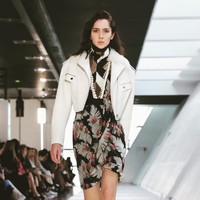 Kariernya di dunia modelling cukup melesat. Dia pernah fashion show untuk Oscar de la Renta, Miu Miu hingga Versace.  Foto: Instagram @teddy_quinlivan