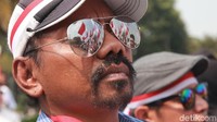 Massa mendukung Papua tetap menjadi bagian dari NKRI.