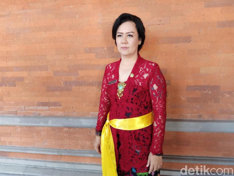 Anggota DPRD Bali dari PSI Galau Terima PIN Emas Saat Dilantik Anggota DPRD Bali dari PSI Galau Terima PIN Emas Saat Dilantik
