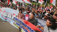 Massa juga kompak memakai ikat kepala merah putih dalam aksi damai tersebut.