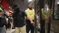 Seorang demonstran dengan sengaja meletakkan payungnya di tengah-tengah pintu kereta yang menutup. Aksi semacam ini dilakukan di sejumlah stasiun kereta bawah tanah Hong Kong. Foto: AP Photo/Jae C. Hong