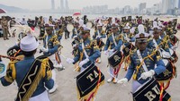 Kegiatan ini mendapat respons positif dari masyarakat yang ada di pantai.