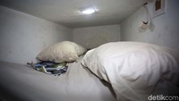 Di dalam kamar itu sudah disiapkan kasur busa, bantal, lampu, dan stop kontak.