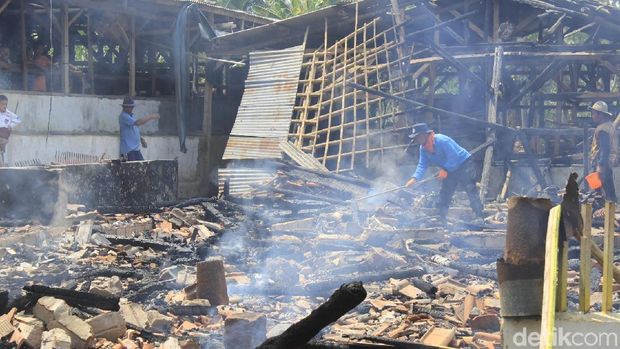 Petugas Sulit Akses Lokasi Kebakaran, Rumah Ucun Habis Terbakar