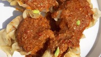 Ke Pasar Santa banyak jajanan enak yang bisa dicoba. Salah Satunya Siomay MbaYu yang punya paduan siomay, dim sum, dan cilok pedas yang menarik. Foto: Istimewa
