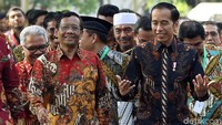 Saat tiba di Istana, ia pun sudah berjalan berdampingan dengan Mahfud MD seraya berbincang ringan.