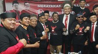 Ketua DPC PDIP kota Tangerang Gatot Wibowo, Sekretaris DPC PDIP Kota Tangerang Andri Septiawan Permana (kanan) bersama Aktivis Parpol Edo Kondologit (tengah) mengepalkan tangan usai Pelantikan anggota DPRD terpilih Kota Tangerang Periode 2019-2024 diwarnai dengan aksi damai kebangsaan Tangerang untuk Perdamaian Papua di gedung DPRD Kota Tangerang, Banten. Foto: dok. PDIP