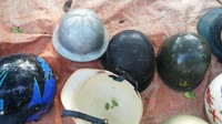 Mereka mencari helm-helm ini untuk melengkapi koleksi motor jadul miliknya. Foto: Rizki Pratama