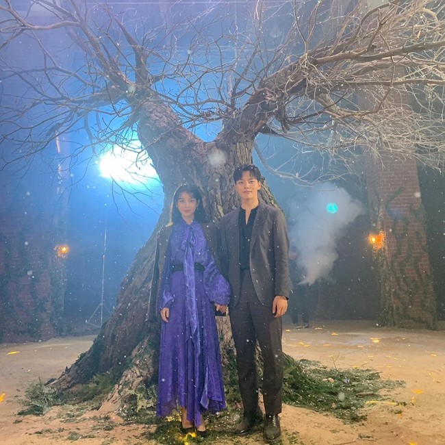 Penampilannya bersama Yeo Jingoo sebagai Goo Chanseong pun dianggap serasi. Dalam salah satu postingan Instragram, IU menunjukkan kekompakan keduanya di lokasi syuting. Foto: Instagram/Pinterest