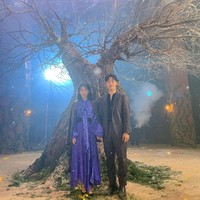 Penampilannya bersama Yeo Jingoo sebagai Goo Chanseong pun dianggap serasi. Dalam salah satu postingan Instragram, IU menunjukkan kekompakan keduanya di lokasi syuting. Foto: Instagram/Pinterest